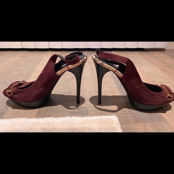 Authentic Burberry suede heels - Picture 2 of 9